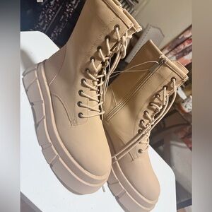 Women Boots 9 Beige PU Leather Zip Lace Up Chunky